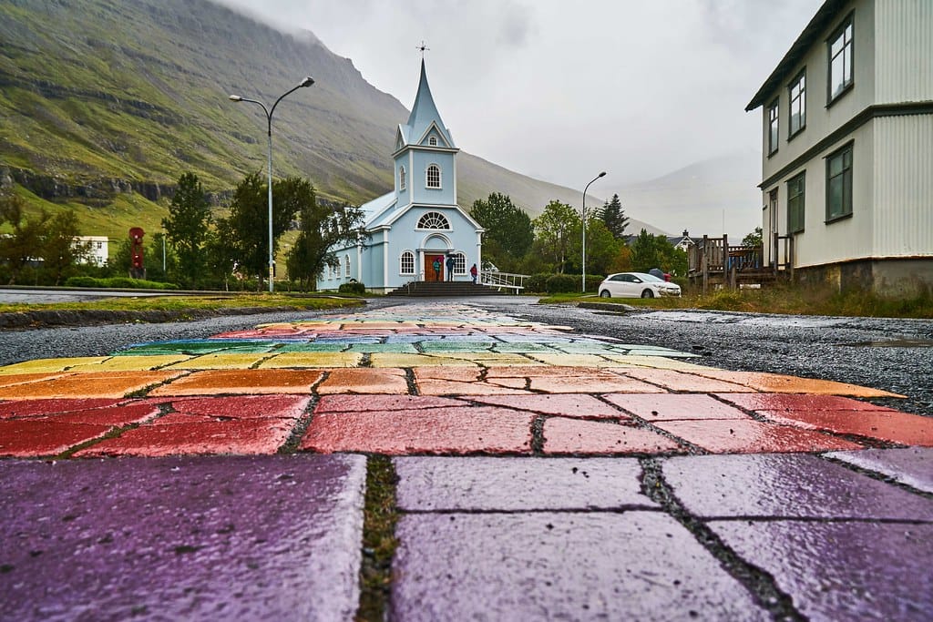 Kirche und Hauptstraße in Seyðisfjörður