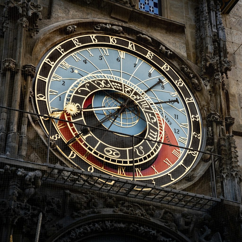 Zegar astronomiczny Orloj, Praga | Czechy a large clock on the side of a building