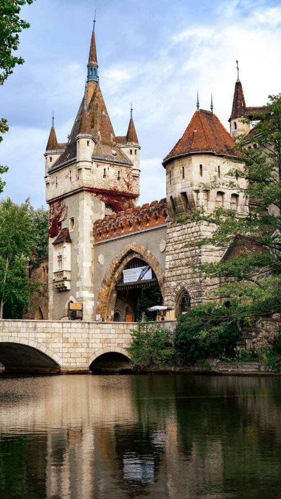 Zamek Vajdahunyad - Budapeszt
a castle with a bridge over a body of water