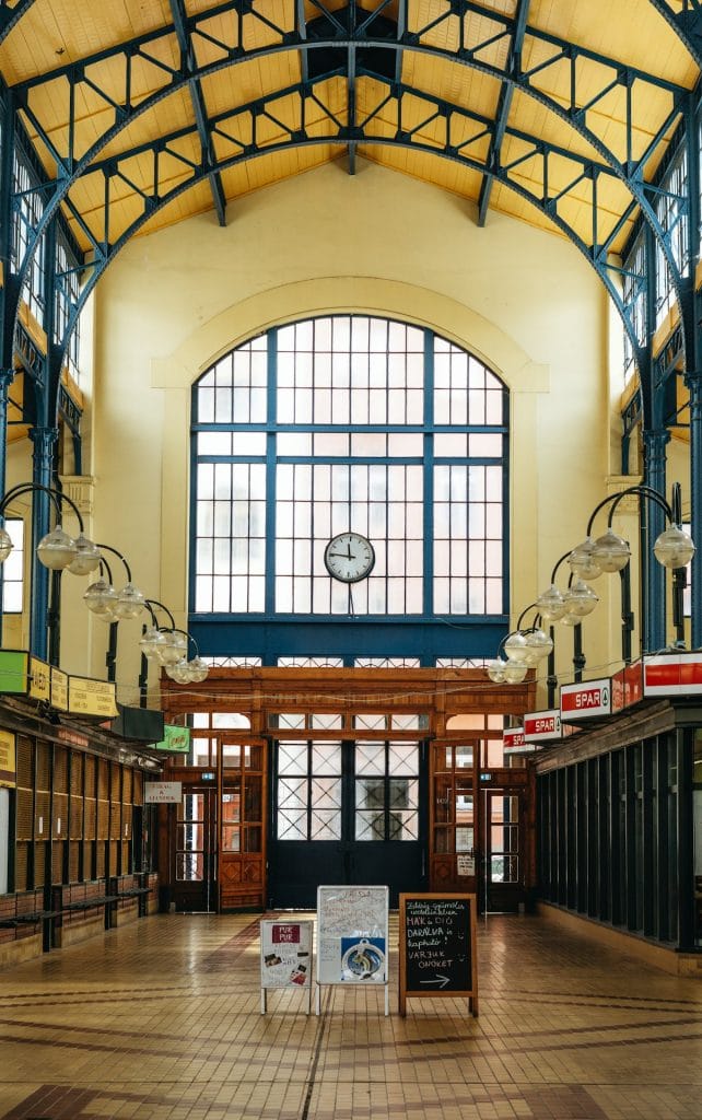 Wielka Hala Targowa - Budapeszt
the inside of a train station with a clock on the wall