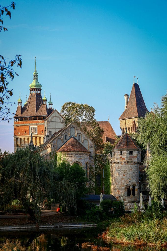 Zamek Vajdahunyad - Budapeszt
a castle with a pond in front of it