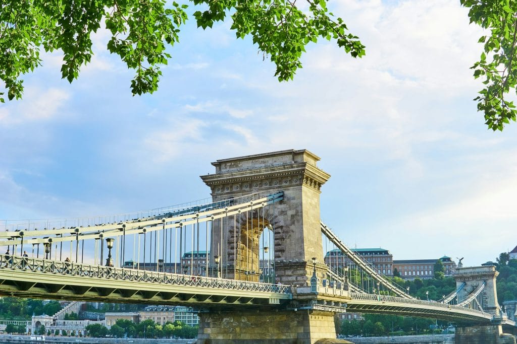 Most Łańcuchowy - Budapeszt
brown concrete bridge under blue sky during daytime