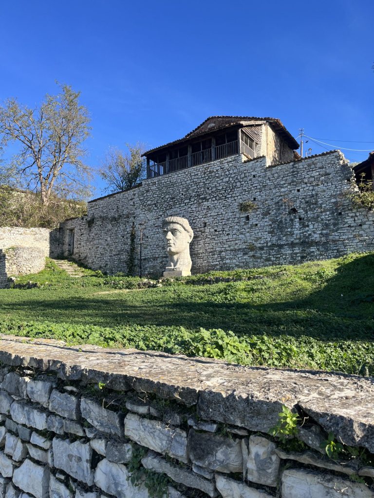 Zamek w Beracie, Albania | waywithus.com