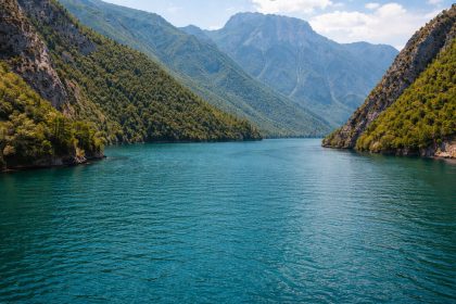 Jezioro Koman w Albanii