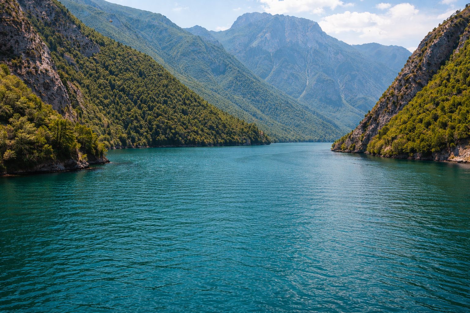 Jezioro Koman w Albanii