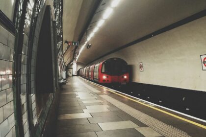 Jak najtaniej dojechać z lotniska do Londynu – transport publiczny i contactless