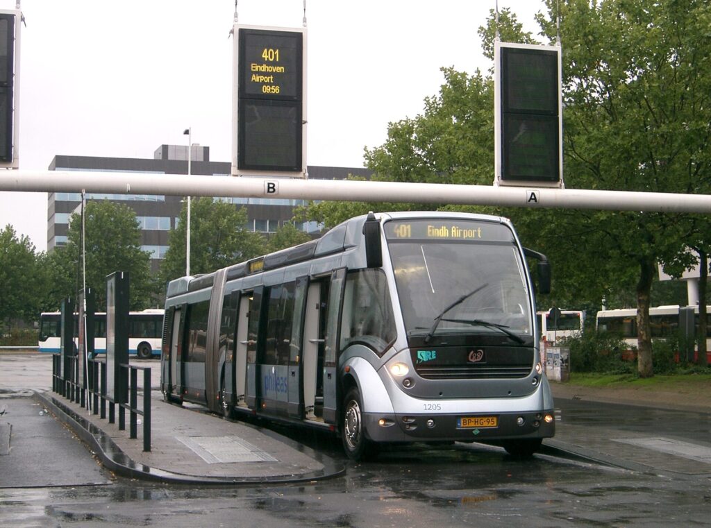 autobus 400 lub 401 z lotniska na Eindhoven Centraal