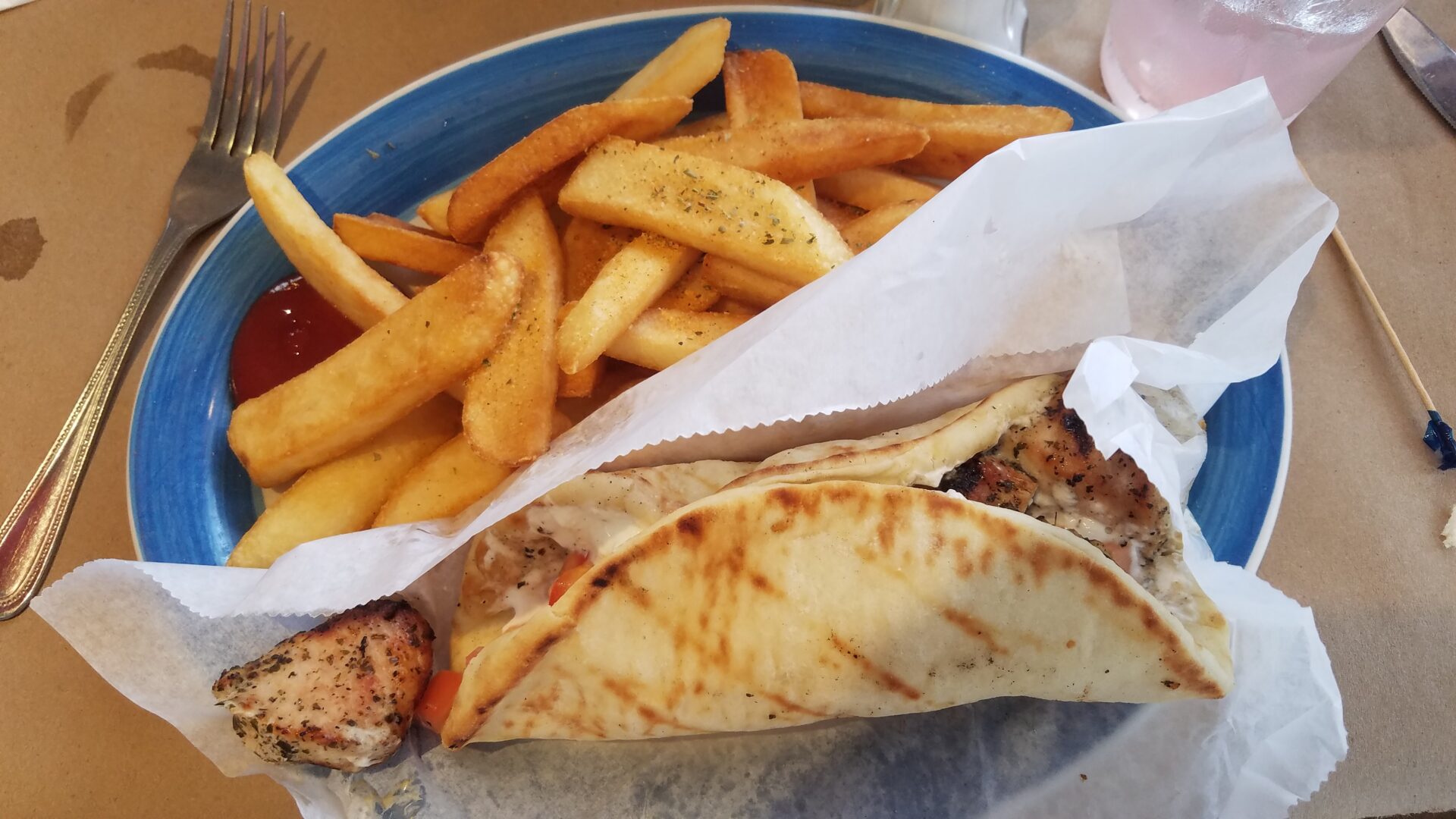 Co zjeść w Atenach tanio – greckie souvlaki i street food