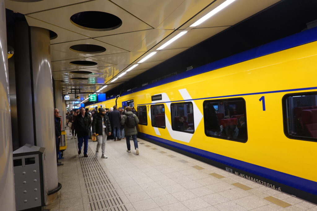 Pociąg ze Schiphol do Amsterdam Centraal