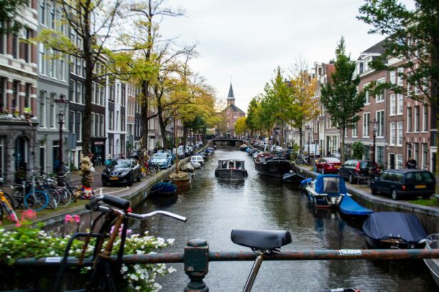 Amsterdam– widok na kanały i kamienice w centrum