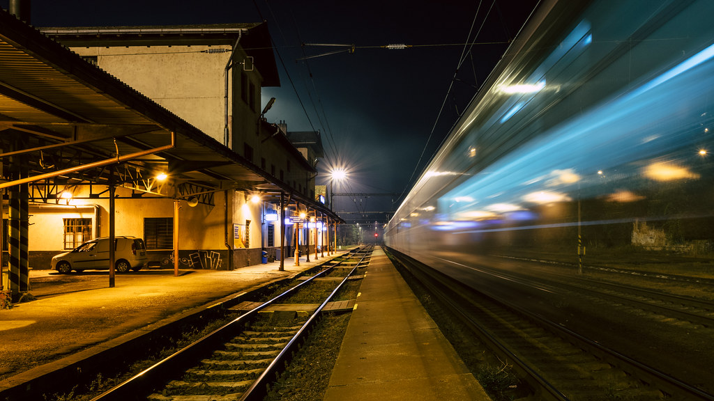 stacja kolejowa w nocy