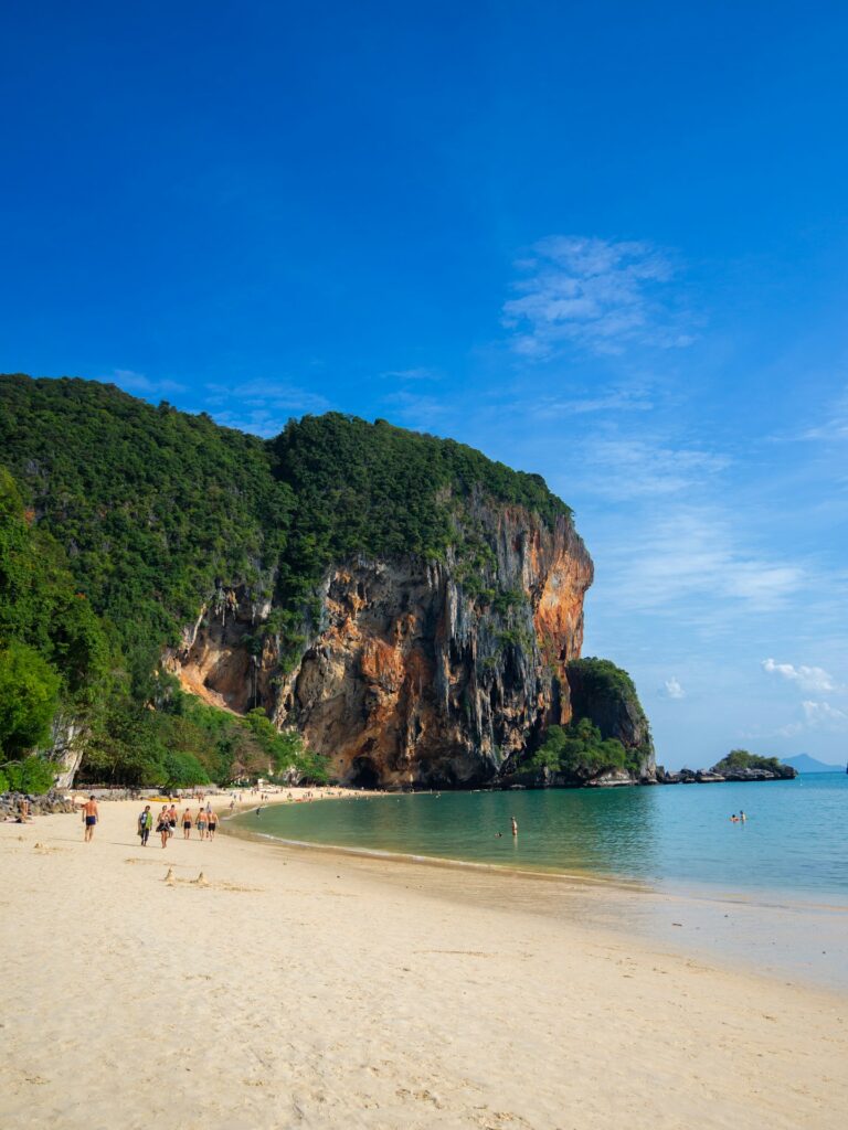 najpiękniejsze atrakcje Krabi – plaża Phra Nang