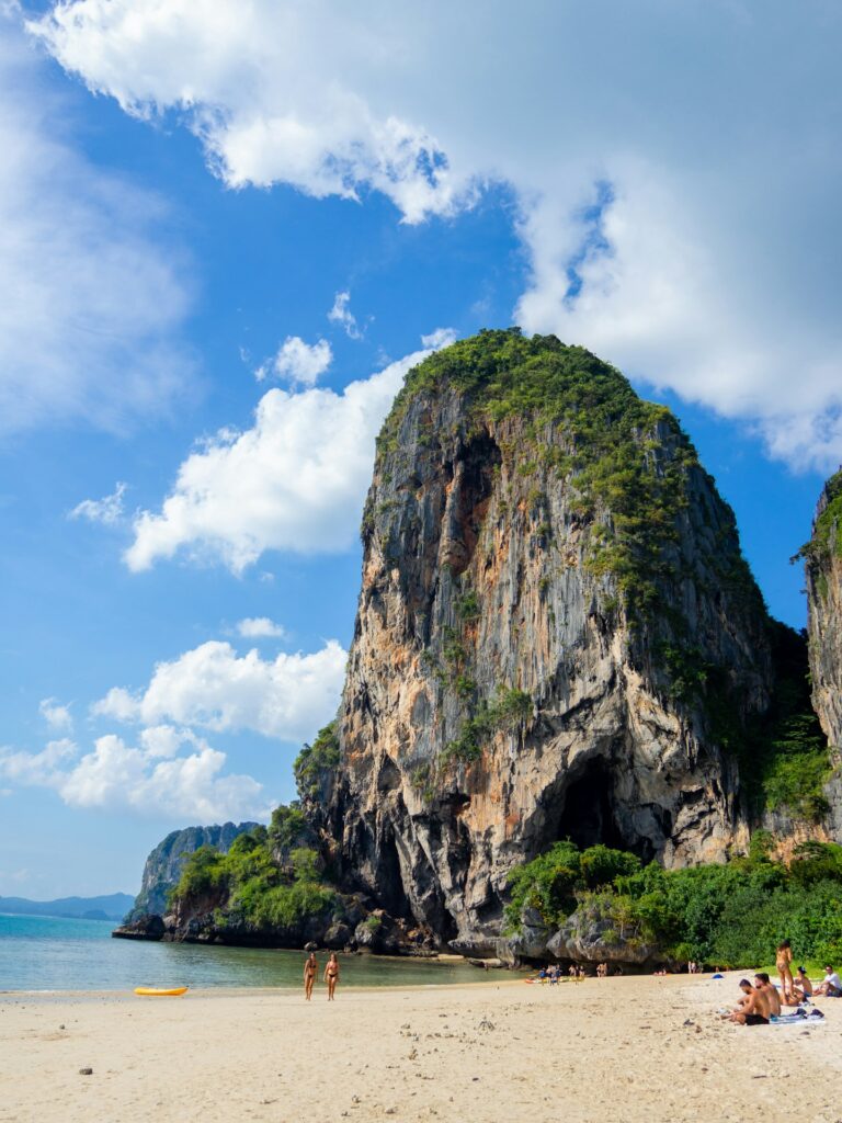 najpiękniejsze atrakcje Krabi – plaża Phra Nang