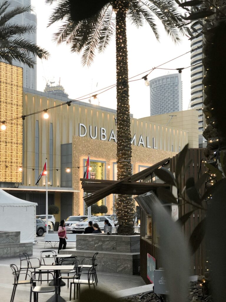 widok na budynek Dubai Mall