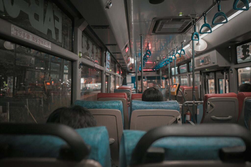ludzie siedzący w autobusie
