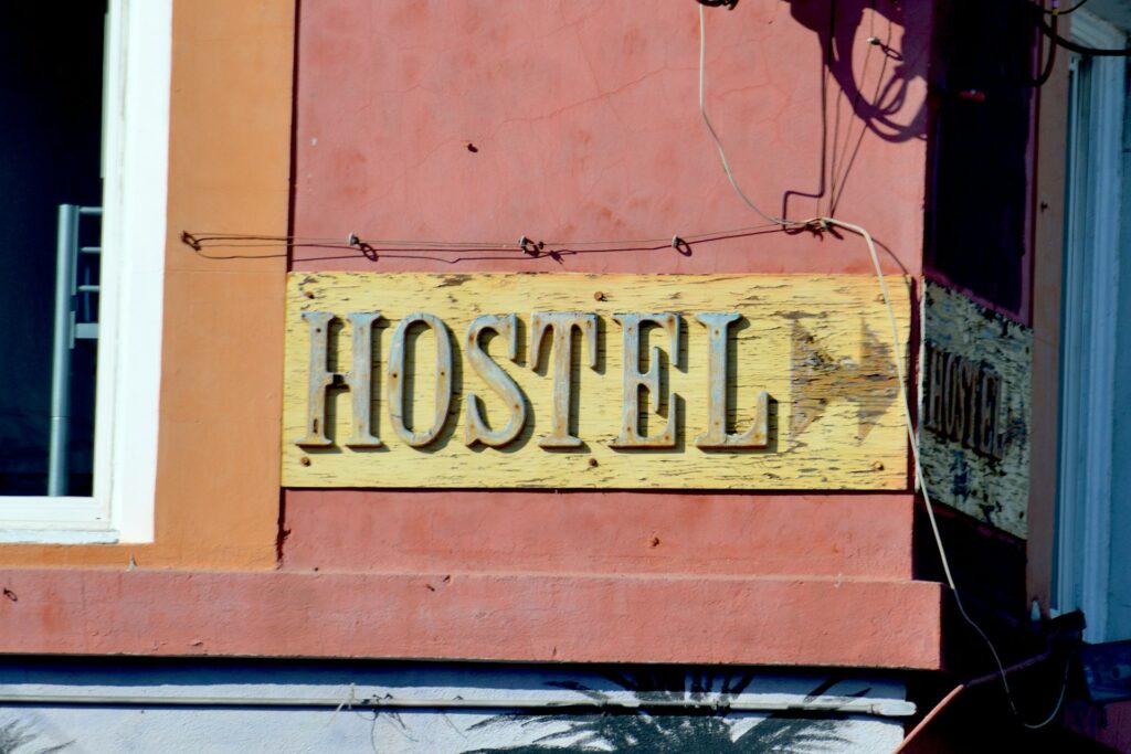 napis "Hostel"