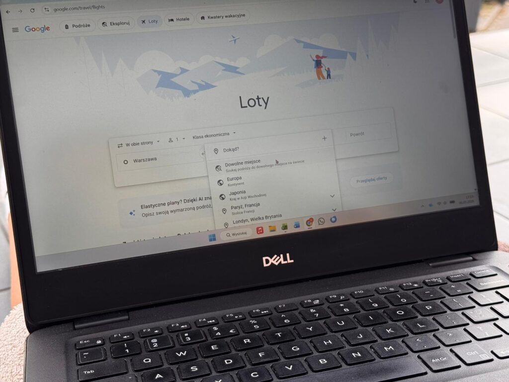 laptop z widokiem strony Google Flights