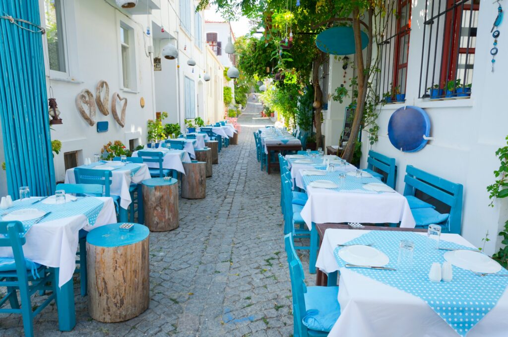 niebieskie stoliki przed restauracją