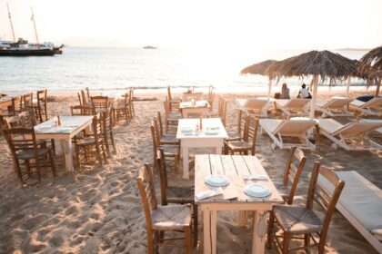 puste stoliki na plaży