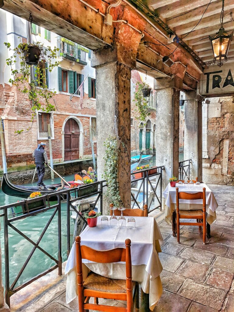 stoliki w restauracji