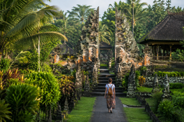 Tradycyjna balijska świątynia otoczona tropikalną roślinnością w Ubud na Bali.