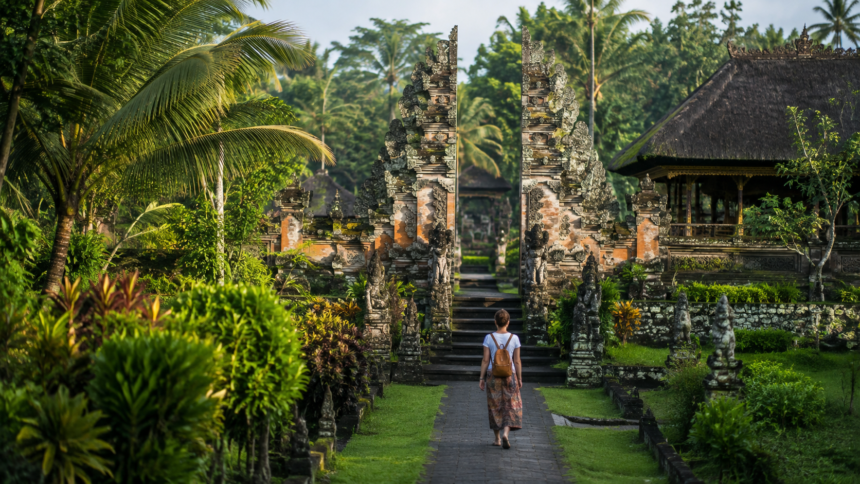 Tradycyjna balijska świątynia otoczona tropikalną roślinnością w Ubud na Bali.