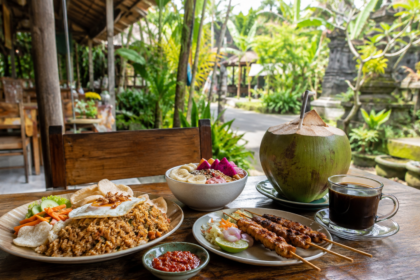 Jedzenie na Bali – nasi goreng, satay, sambal, smoothie bowl, kokos i kawa w lokalnym warungu