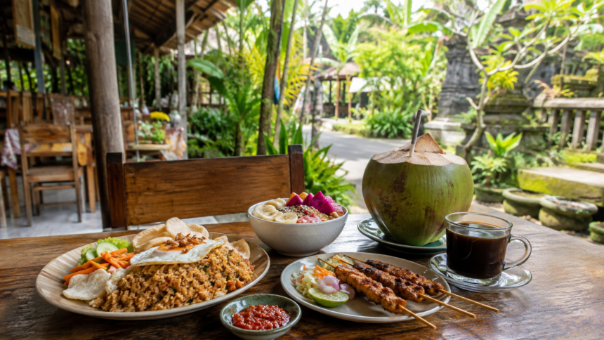 Jedzenie na Bali – nasi goreng, satay, sambal, smoothie bowl, kokos i kawa w lokalnym warungu