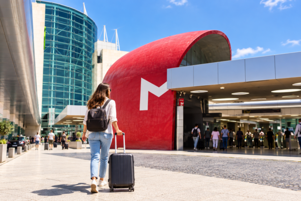 Wejście do metra Aeroporto przy lotnisku w Lizbonie – dojazd z lotniska do centrum