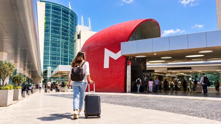 Wejście do metra Aeroporto przy lotnisku w Lizbonie – dojazd z lotniska do centrum